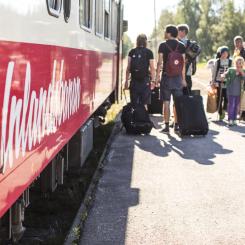 Påstigande resenärer i Jokkmokk. Foto: Håkan Wike