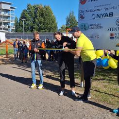 Med gemensamma krafter lyckades Sparbanken Anna Boström och Bun-ordföranden Anton Li Nilsson klippa bandet och officiellt inviga hinderbanan. Foto: Piteå kommun