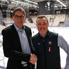 Rolf Hunt, affärsområdeschef Kraft och värme, Växjö Energi och Johan Markusson, vd Växjö Lakers Hockey. Foto: Växjö Energi