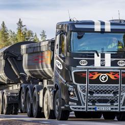 Fullastade malmbilar gör upp i den verkliga tungviktsklassen. Foto: Kaunis Iron