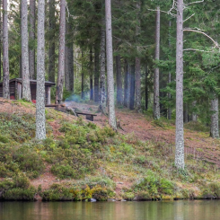 Ett vindskydd vid Björktjärn i Kilsbergen. Foto: Johan Karlström/Region Örebro Län.