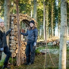 Resultatet blir installationer som smälter in i skogen – skapade i trä, sten och andra hållbara material. Foto: Destination Falkenberg