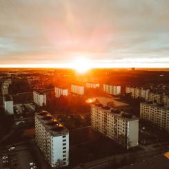 I områden byggda på 60- och 70-talet är besökstrycket högre på de idrottsytor som finns, vilket resulterar i att fler måste samsas om samma yta.  Foto: Michael Odelberth/Unsplash