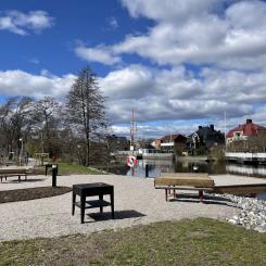 Bryggor och sittplatser direkt längs Svartån. Foto: Örebro kommun