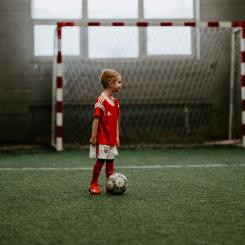 Statistiken visar att idrottsdeltagandet är som störst mellan 8 och 12 års ålder och minskar därefter successivt med stigande ålder. Foto: arseny togulev /Unsplash