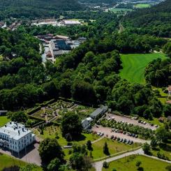 Flygfoto över Jonsereds herrgårdsområde med trädgårdarna från 2022. Foto: Partille kommun