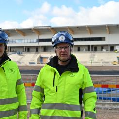 Projektledare Cecilia Wahlskog och Anders Emilsson framför västra läktaren på Rimnersvallen.