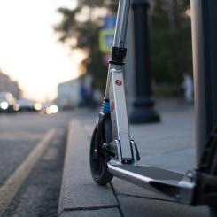 En elscooter, en elsparkcykel eller ett självbalanserande fordon kan vara ett sådant fordon. Foto:  let s kick/unsplash