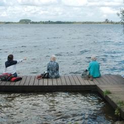 Regeringen har i budgetpropositionen för 2025 avsatt sju miljoner kronor per år till och med 2027 för att friluftsorganisationer ska kunna genomföra friluftslivsverksamhet för äldre personer. Foto: Patrick Loonstra /Unsplash