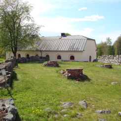 Gudsberga klosterruin. Klosters bruksmuseum i bakgrunden. Fotograf/Källa: Calle Eklund/V-wolf / CC BY-SA 3.0