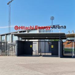 Hitachi Energy Arena på Rocklunda i Västerås. Norra entrén 2023. Foto: Wikimedia Commons / https://commons.wikimedia.org/wiki/File:Hitachi_Energy_Arena_norra.jpg