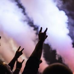 Socialminister bjöd in representanter från fotbollen, rättsväsendet, arenabolagen och supportrarna till ett möte för att diskutera säkerhetsläget under den gångna säsongen. Foto: luuk-wouters/Unsplash