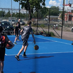 På multisportarenan vid Arvika Idrottscenter, som invigdes sommaren 2021,finns bland annat en uppskattad streetbasketplan. Foto: Bergo Flooring