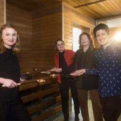 Den nya bastun är ett efterlängtat tillskott till Flatenbadet. FV: Clara Lindblom, fastighetsborgarråd, Cecilia Obermüller, ordförande för Skarpnäcks stadsdelsnämnd, Ewa Larsson, tidigare ordförande för Skarpnäcks stadsdelsnämnd och Ernesto Garcia, ordförande i Flatens bastuförening. Foto: Stockholms stad