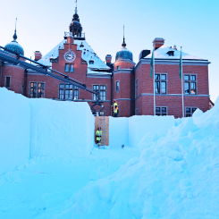 Olov Martling och Sofia Morén, parkdrift på Gator och parker, kämpar på med att bygga snöborgen i 20 minusgrader. Foto: Umeå kommun