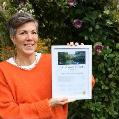 Verksamhetschef Caroline Lundholm med Kulturarvspriset 2025 som tilldelats Sofiero slott och slottsträdgård. Foto: Sofiero
