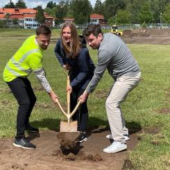 Det första spadtaget togs gemensamt av Frida Nilsson, Robert Halvarsson och projektledaren Durim Selmani från Gräsmiljö Sverige AB. Foto: Karlstads kommun