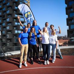 Deltagare i mästarlaget och kändislaget som tävlar på Norrmalmstorg i Stockholm 18 mars. Foto: Hans Kullin