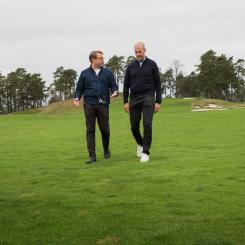Henrik Ahlin, grundare och VD på Sweetspot (t.h.) och Gunnar Håkansson, generalsekreterare på Svenska Golfförbundet (t.v.) är överens om vart golfen är på väg. Svenska Golfförbundet. Foto: Svenska Golfförbundet