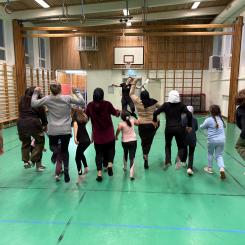 Aktivitet innan gemensam middag vid en av familjeträffarna i Malmö. Foto: Innovation Skåne