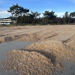 Den nya fibersanden installeras, här på framridningen till Internationella Hopparenan. Foto: Falsterbo Horse Show