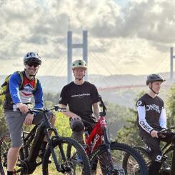 Utsikt över Tjörnbron från en mountainbike. Foto: Tjörnbro Arena