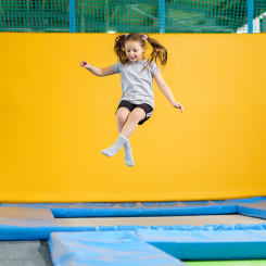 Efter flera rapporter om allvarliga olyckor tog Konsumentverket tidigare initiativ till att ta fram en europeisk standard tillsammans med Svenska institutet för standarder,  samt representanter från trampolinparksbranschen i Sverige och experter från många andra länder. Foto: SIS