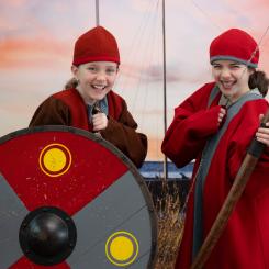 Två barn klär ut sig till vikingar i utställningen VIkings Before Vikings. Foto: Birgit Walsh, Vrak/SMTM.