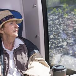 Pensionär på tåg. Foto: Vy